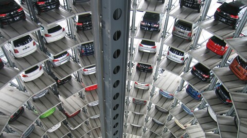 Imagen de un párking lleno de coches